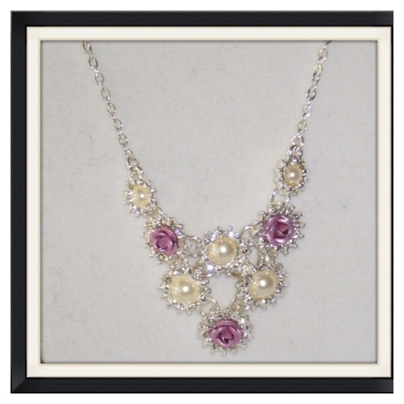 😎Pearlesque Rose burst Necklace - Picture 2 of 4